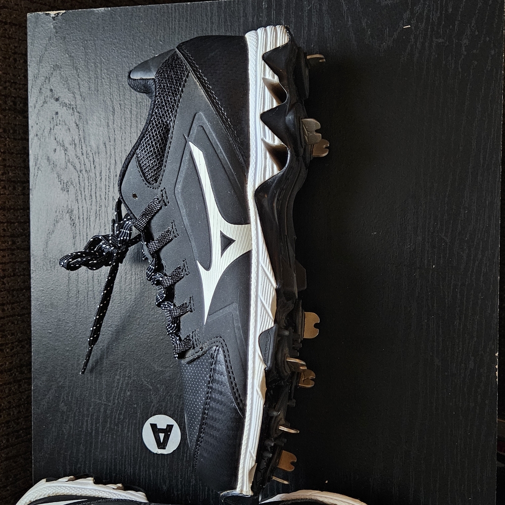 Mizuno Men's Black and White Sports Shoes